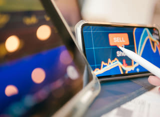 Trader analysant le forex et les options sur Bitcoin Ethereum sur plusieurs marchés